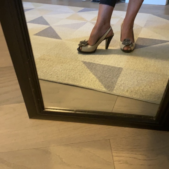 Anne Klein cream and black heels. - Picture 7 of 7